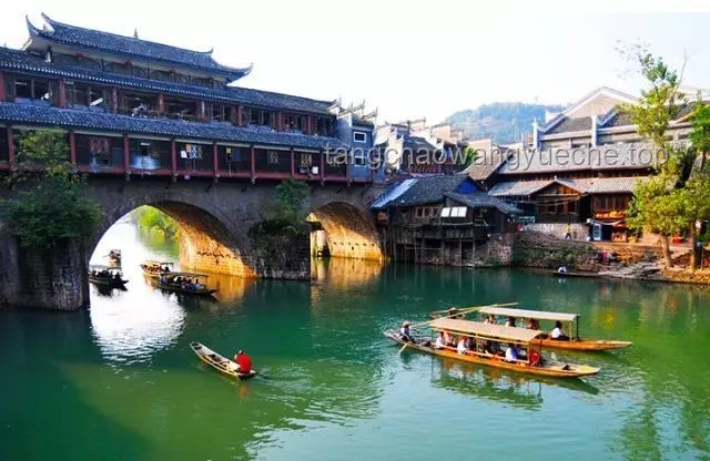 三峡库区唯一“半淹县城”的水上公交与菜场文化：集市里的中国案例研究